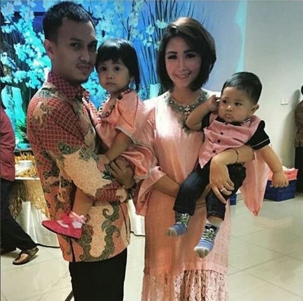 15 Foto buktikan Ahsan, si juara dunia bulutangkis sosok ayah hangat