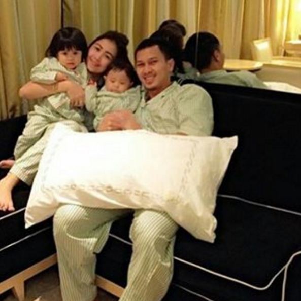 15 Foto buktikan Ahsan, si juara dunia bulutangkis sosok ayah hangat