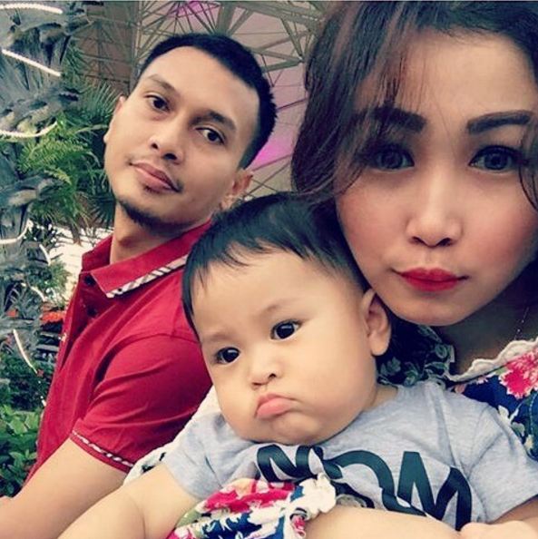 15 Foto buktikan Ahsan, si juara dunia bulutangkis sosok ayah hangat