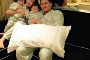 15 Foto buktikan Ahsan, si juara dunia bulutangkis sosok ayah hangat