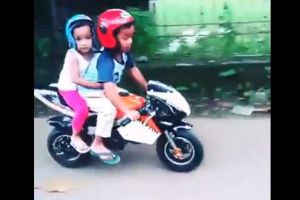 Anak kecil ini bonceng cewek pakai motor sport, duh jomblo pasti iri!