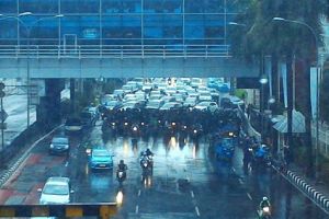 Netizen Tanah Air dihebohkan foto pemotor di bawah kolong, ada apa?