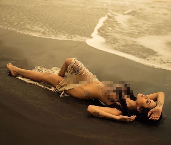 Unggah foto nyaris bugil di pantai, Nikita Mirzani panen hujatan