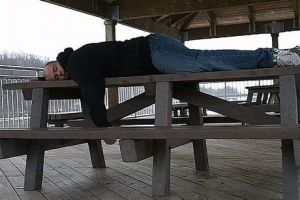 10 Pose orang tertidur di sembarang tempat ini lucu abis, ngantuk ya!