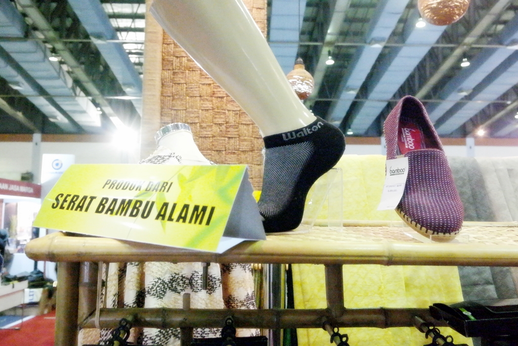 Tak hanya untuk kerajinan, bambu juga bisa dibikin baju lho