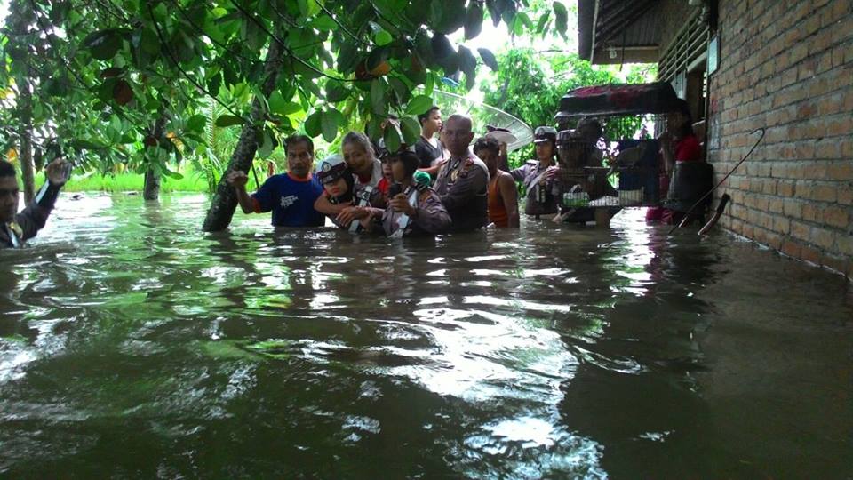 Polisi evakuasi banjir © 2016 brilio.net