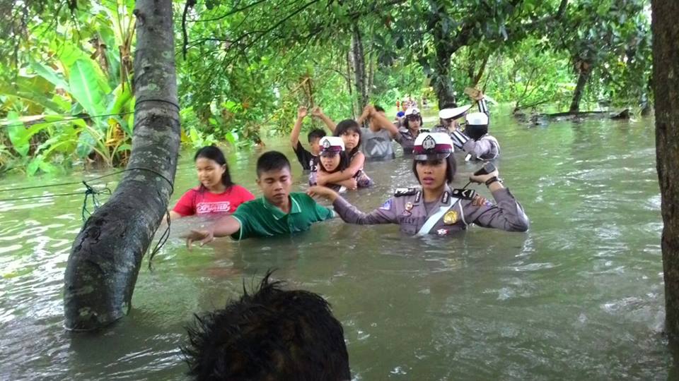Polisi evakuasi banjir © 2016 brilio.net