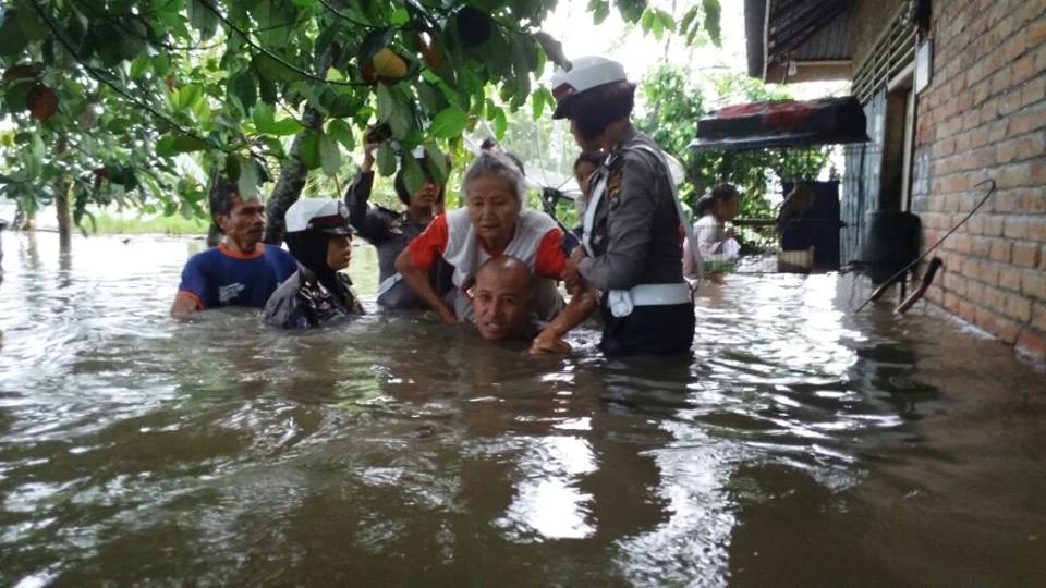 Polisi evakuasi banjir © 2016 brilio.net