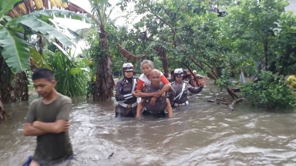 Polisi evakuasi banjir © 2016 brilio.net