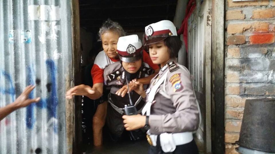 Polisi evakuasi banjir © 2016 brilio.net