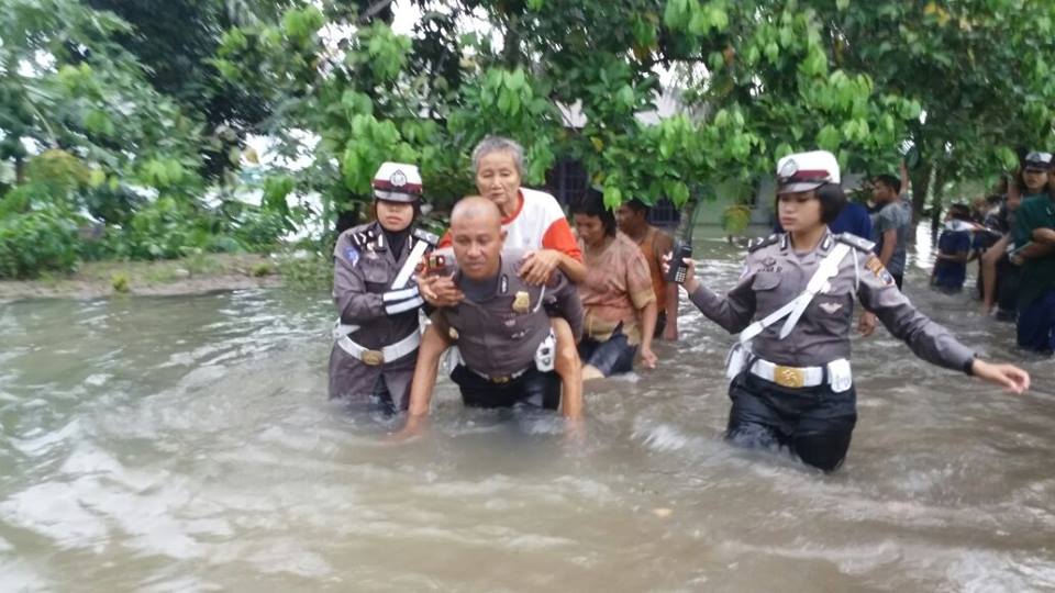 Polisi evakuasi banjir © 2016 brilio.net