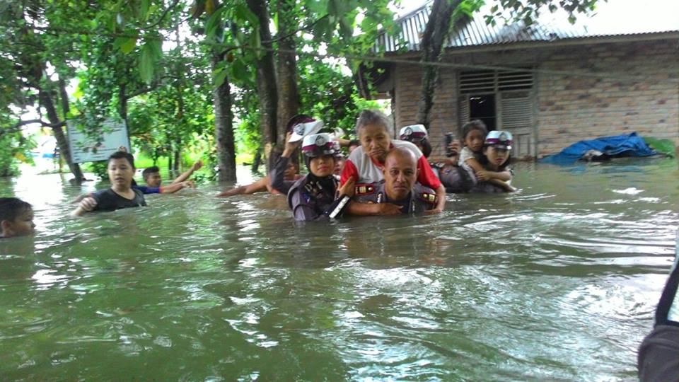 Polisi evakuasi banjir © 2016 brilio.net