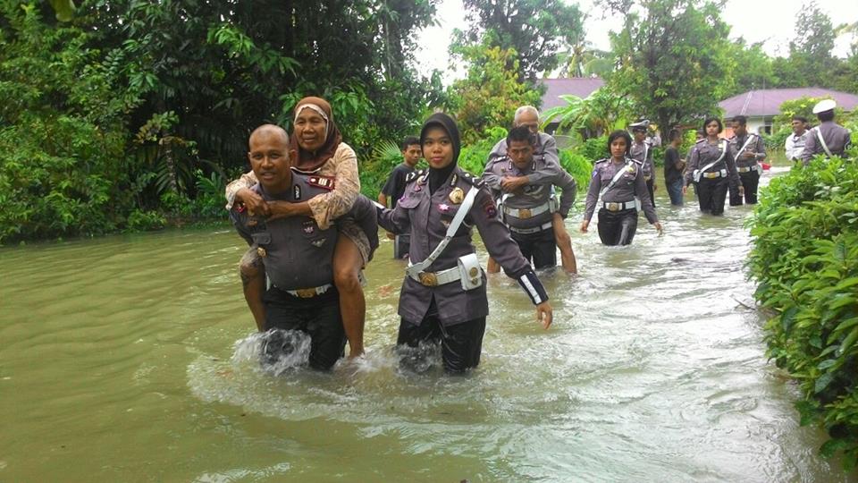 Polisi evakuasi banjir © 2016 brilio.net