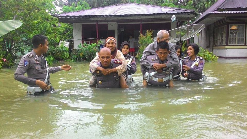 Polisi evakuasi banjir © 2016 brilio.net