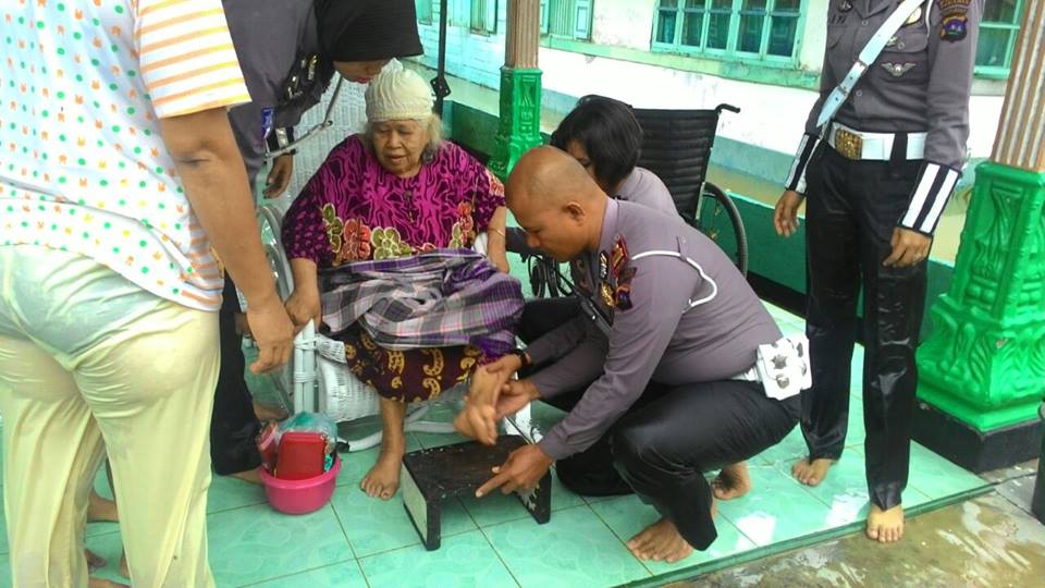 Polisi evakuasi banjir © 2016 brilio.net