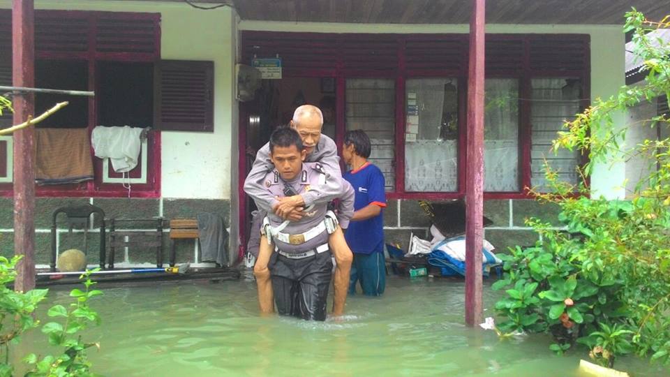 Polisi evakuasi banjir © 2016 brilio.net