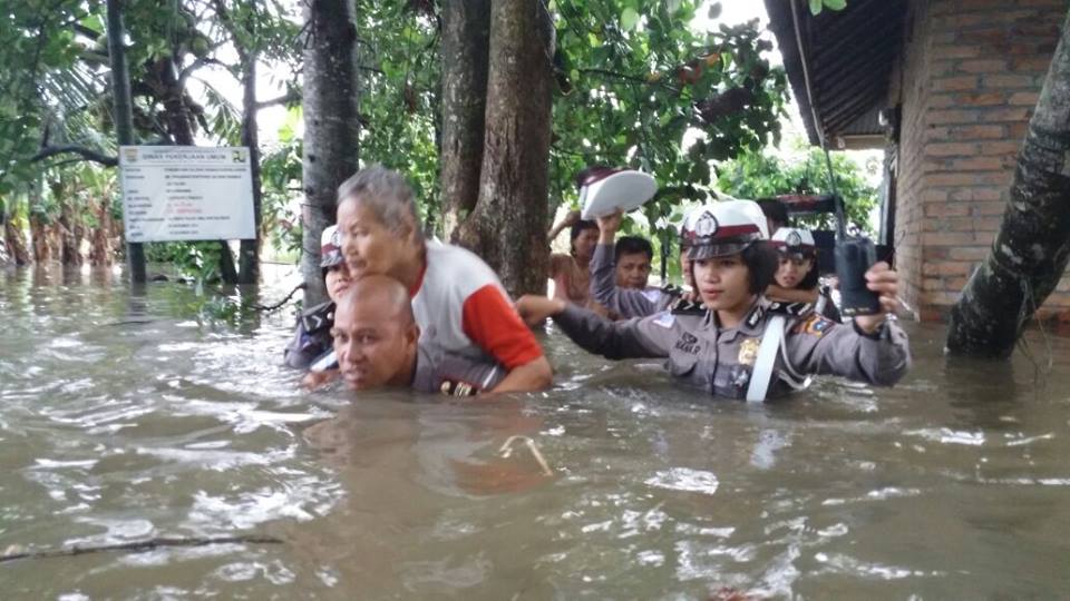 Polisi evakuasi banjir © 2016 brilio.net