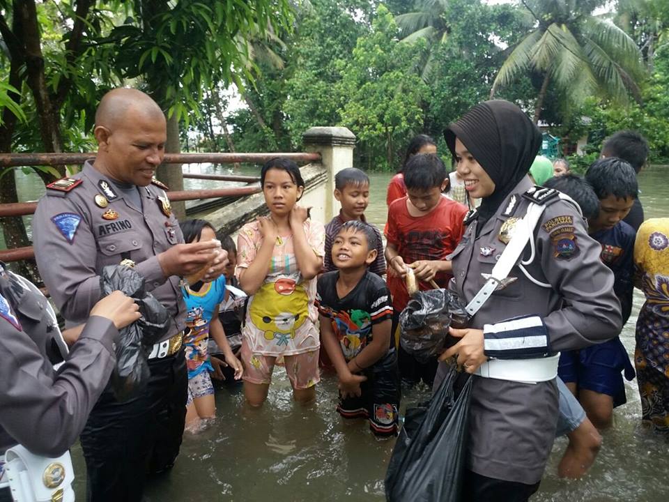 Polisi evakuasi banjir © 2016 brilio.net