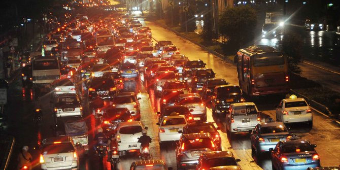 Bule ini jelaskan penyebab macet Jakarta,  kira-kira apa ya? 