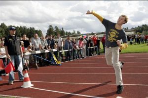 Tahun depan bakal ada lomba melempar handphone, kamu berani ikut?