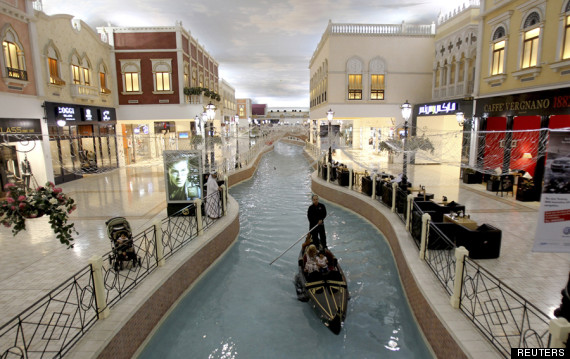 Ada sungai mengalir di dalam pusat perbelanjaan ini, wah di mana ya?