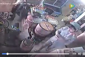 Gara-gara keasyikan main HP, seluruh dapur terbakar