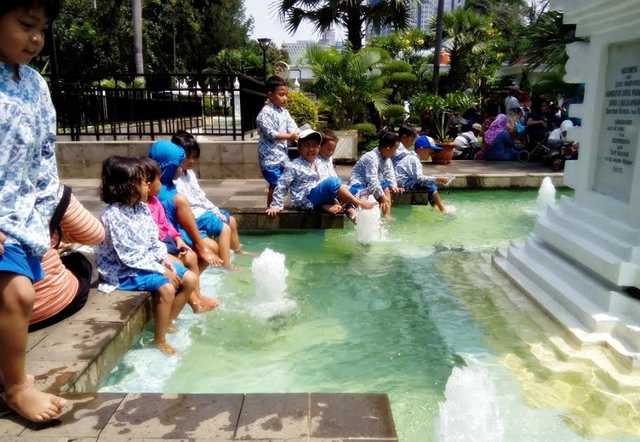 Diajak lihat pameran budaya, anak-anak ini malah pilih main air mancur