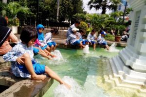 Diajak lihat pameran budaya, anak-anak ini malah pilih main air mancur