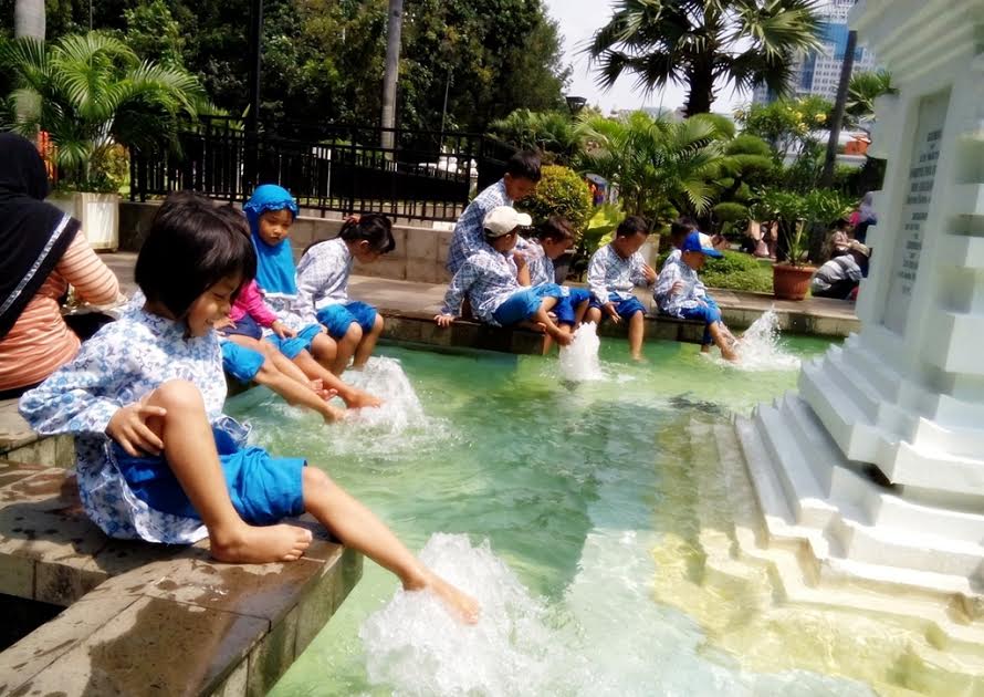 Diajak lihat pameran budaya, anak-anak ini malah pilih main air mancur