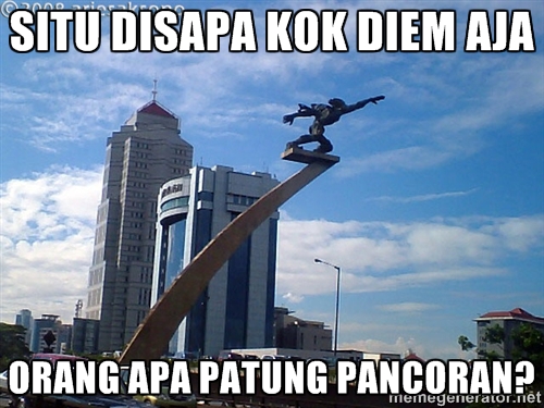 patung pancoran jadi meme © 2016 brilio.net