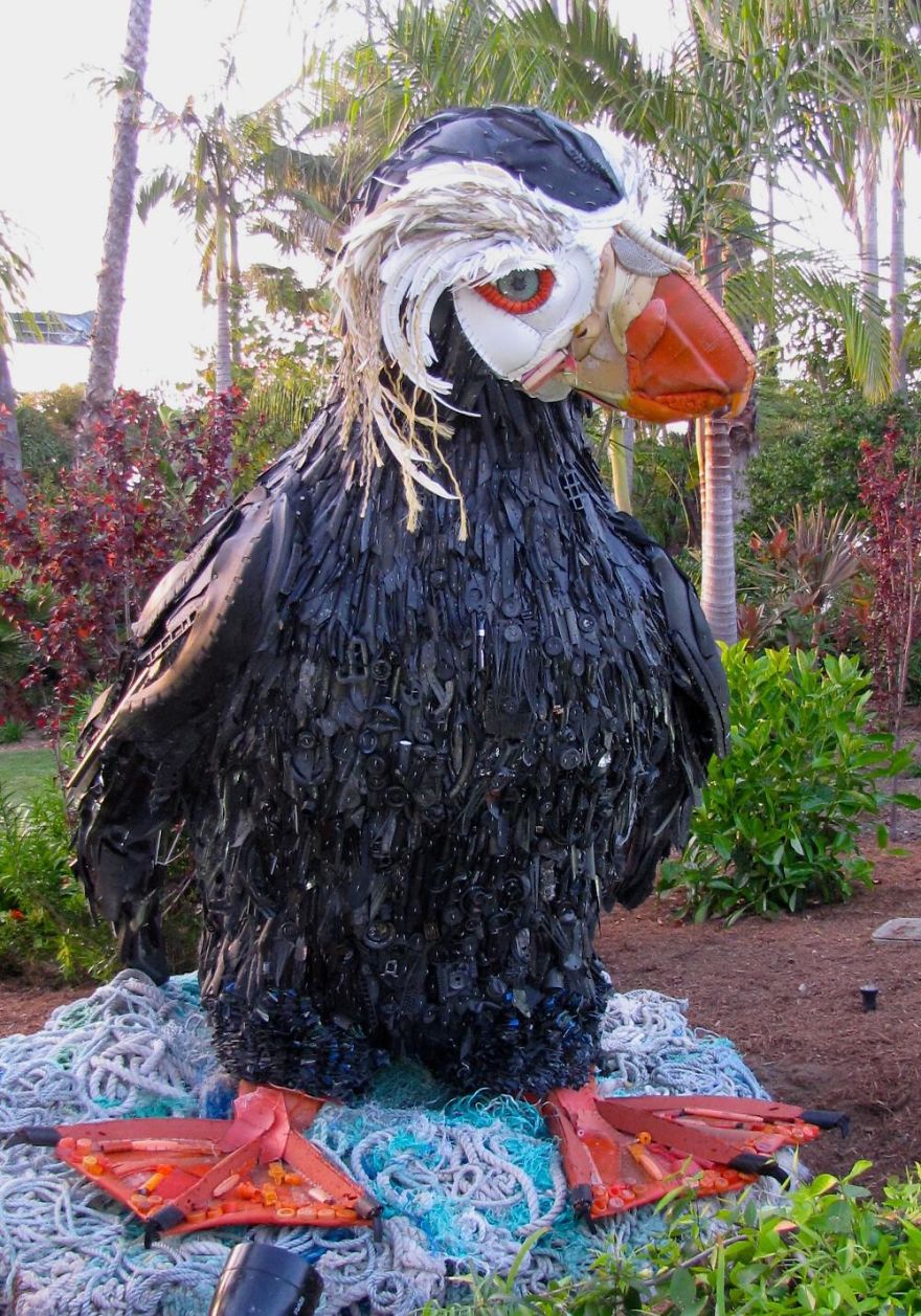 12 Sculpture raksasa yang terbuat dari sampah di pantai, miris!