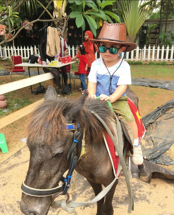 Elmayka, putra Rifat Sungkar yang gantengnya tak kalah dari papanya!