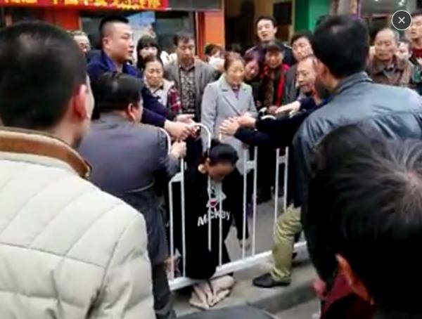 Wanita hamil ini meninggal setelah lehernya terjepit pagar, duh miris!