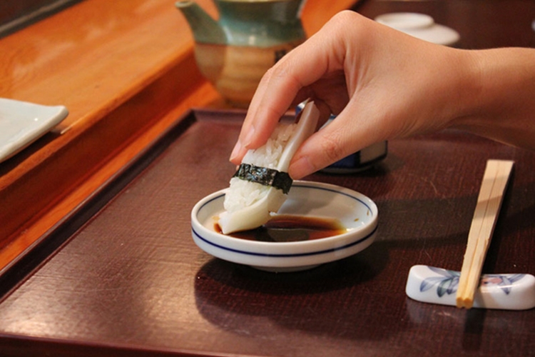 8 Larangan yang harus wajib kamu patuhi saat makan sushi, serius nih!
