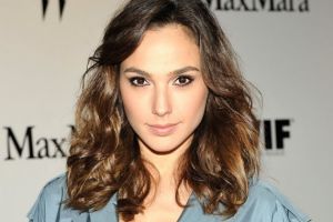 Yuk intip 10 gaya fashion si cantik Gal Gadot, bikin malas berkedip!