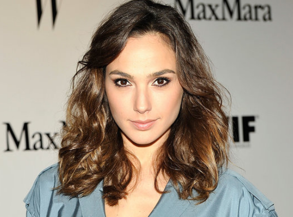 Yuk intip 10 gaya fashion si cantik Gal Gadot, bikin malas berkedip!