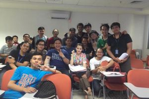 Mahasiswa mana sih yang bolos kuliah kalau diajar dosen secantik ini?