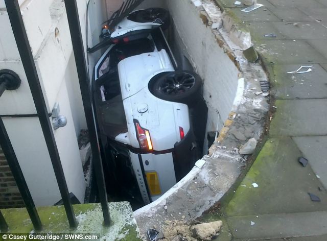 funny parking  © 2016 brilio.net