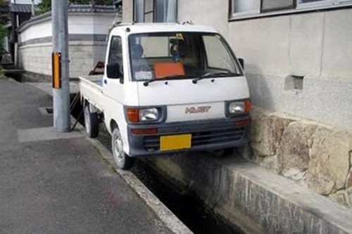 funny parking  © 2016 brilio.net