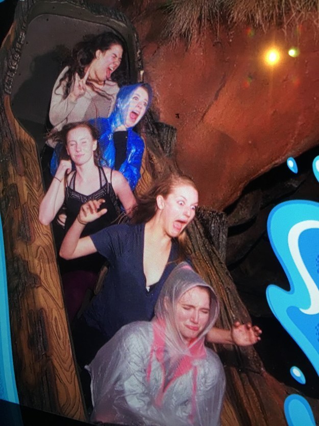 ekspresi kocak naik roller coaster haha © 2016 brilio.net