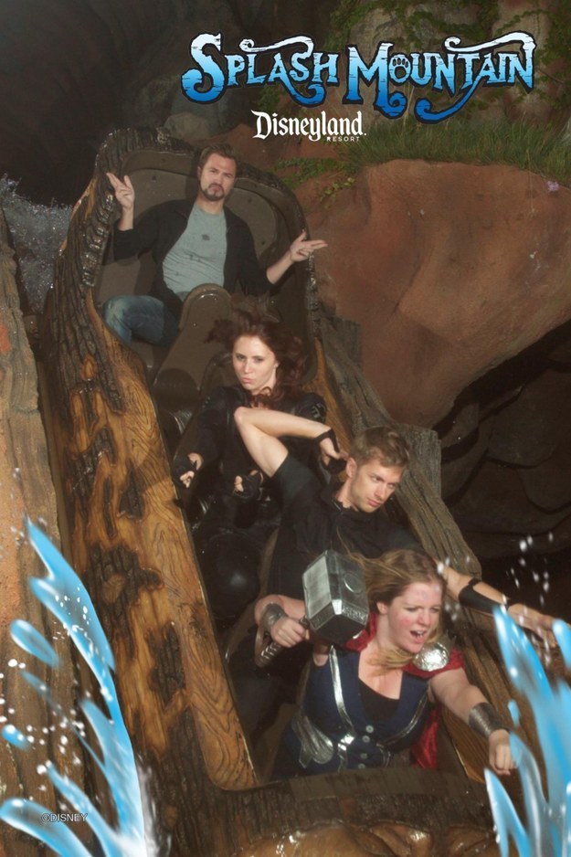 ekspresi kocak naik roller coaster haha © 2016 brilio.net