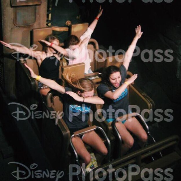 ekspresi kocak naik roller coaster haha © 2016 brilio.net