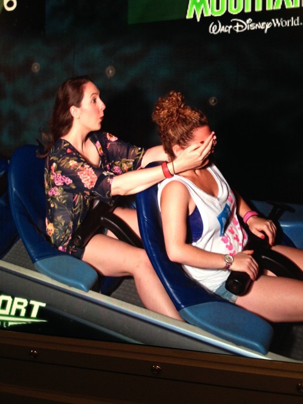 ekspresi kocak naik roller coaster haha © 2016 brilio.net