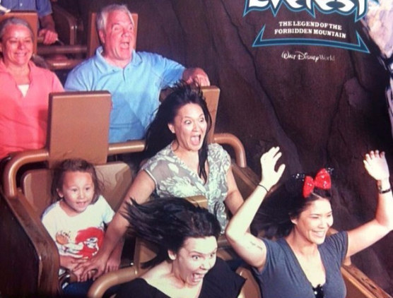 ekspresi kocak naik roller coaster haha © 2016 brilio.net