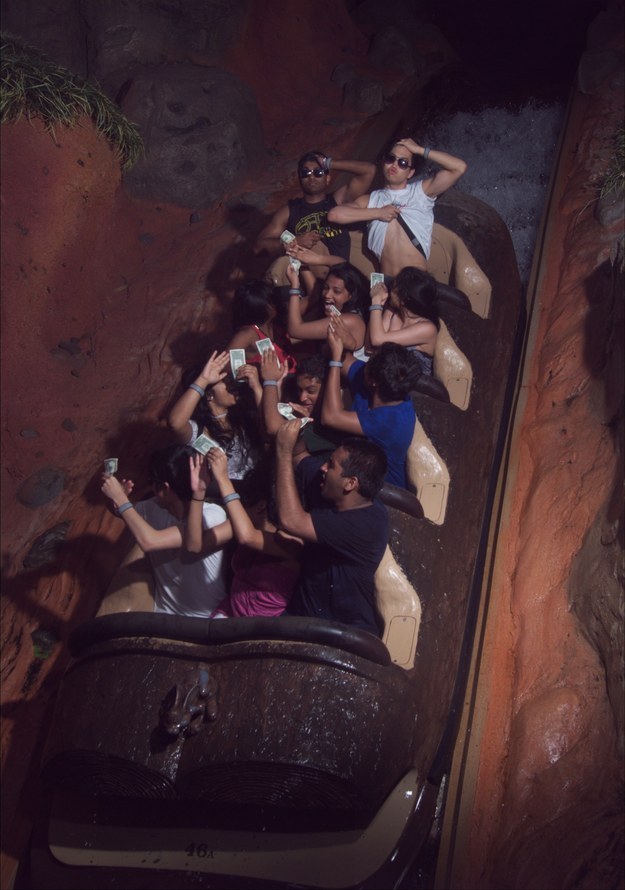 ekspresi kocak naik roller coaster haha © 2016 brilio.net