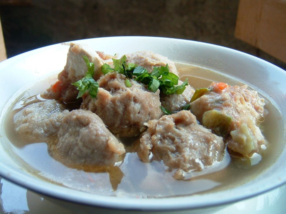 5 Cara unik orang Indonesia saat makan bakso, hayo kamu yang mana?