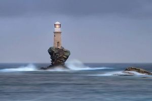 25 Mercusuar keren ini tetap kokoh hadapi terjangan ombak, wow!