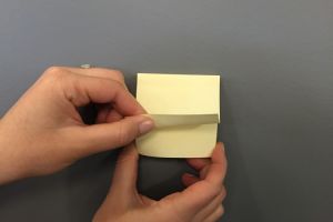 Selama ini cara kamu melepas sticky note salah, ini lho yang benar! 