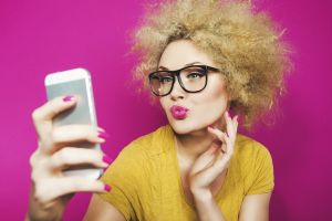 Tak cuma bikin keriput, selfie ternyata berpotensi merusak matamu