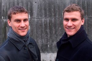 32 Pesepakbola ini pasangan kembar identik, bingungkan wasit & lawan!